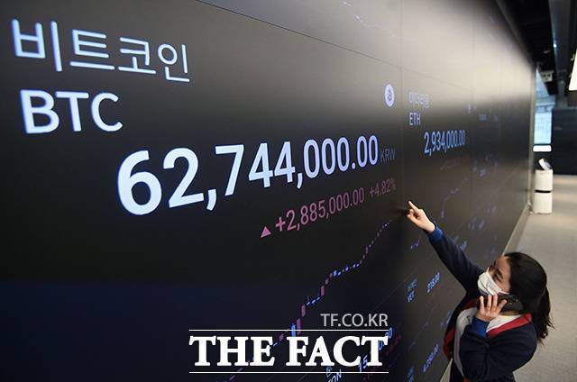 가상자산 거래소 29곳과 지갑·보관관리업자와 같은 기타 사업자 13곳 등 총 42곳이 가상자산 사업자의 금융당국 신고를 마쳤다. /더팩트 DB