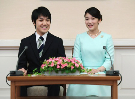 2017년 9월 3일 마코 공주와 고무로 게이가 약혼 기자회견을 열고 있다. [사진=궁내청 홈페이지 캡처]