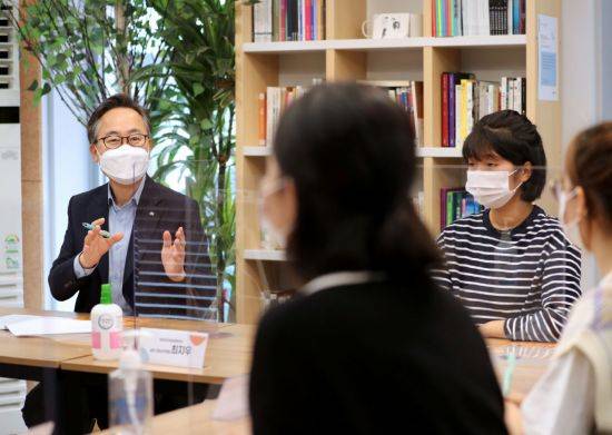 금천구 청소년총선거 당선자 간담회에서 유성훈 금천구청장(사진 왼쪽)이 청소년의회 의원들과 이야기를 나누는 모습