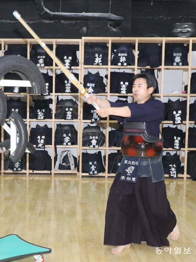 이상헌 고려대 안암병원 재활의학과 교수는 대학 1학년 때 검도에 입문한 후 현재까지 40년 가까이 ‘검도인’ 생활을 이어가고 있다. 이 교수가 서울 강남구 자강검도관에서 기본동작 훈련을 하고 있다. 방역수칙을 준수해 촬영했다. 김동주 기자 zoo@donga.com