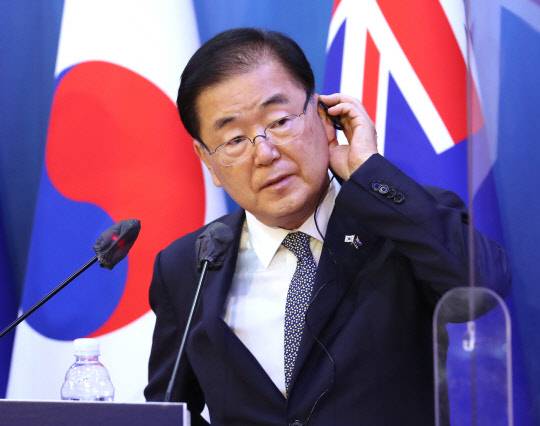 정의용 외교부 장관이 13일 서울 종로구 도렴동 외교부 청사에서 열린 한-호주 외교·국방장관 2+2 공동기자회견에 참석해 있다. <연합뉴스>