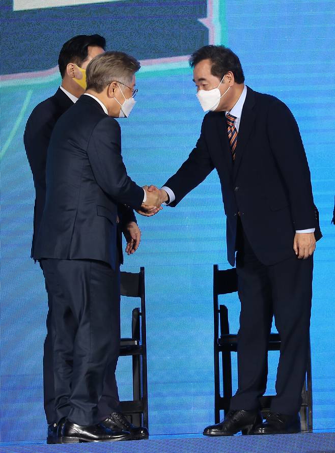 더불어민주당 대선주자인 이낙연 후보(오른쪽)와 이재명 후보가 25일 오후 광주·전남 지역 순회경선이 열린 광주 김대중컨벤션센터에서 투표 결과 발표 뒤 악수하고 있다.광주/강창광 선임기자 chang@hani.co.kr