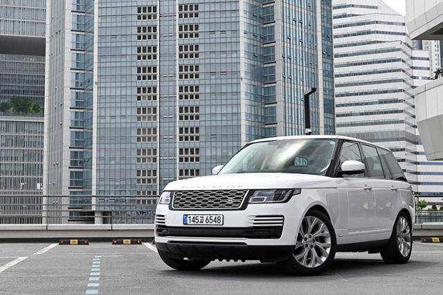 V8 디젤 엔진을 품은 랜드로버 레인지로버 SDV8 보그 SE는 자유로 위에서 여유로움을 과시했다.