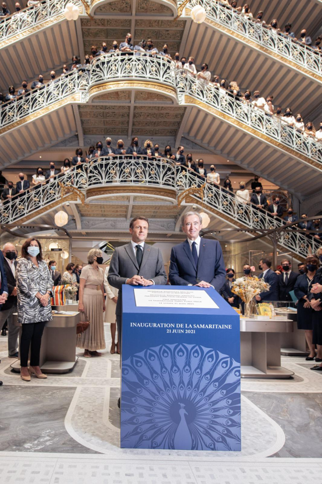 올해 6월 21일 재개장한 프랑스 파리 사마리텐 백화점에서 베르나르 아르노(앞줄 오른쪽) LVMH 회장과 에마뉘엘 마크롱(왼쪽) 프랑스 대통령이 환영사를 하고 있다. ⓒLVMH