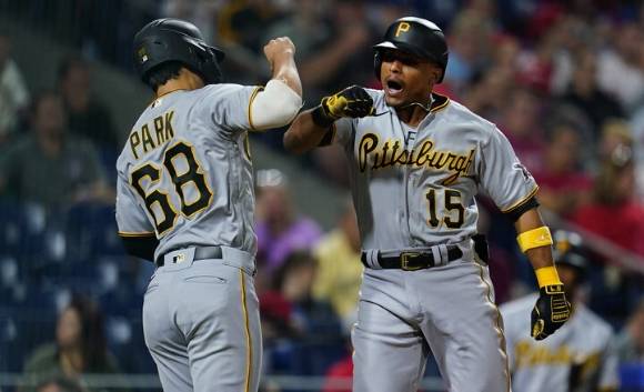 MLB 피츠버그에서 뛰고 있는 박효준(왼쪽)이 25일(한국시간) 열린 필라델피아와 원정 경기에 선발 출전해 1안타 1볼넷 1득점을 기록했다. 피츠버그는 이날 필라델피아에 6-8로 졌다. [사진=뉴시스]