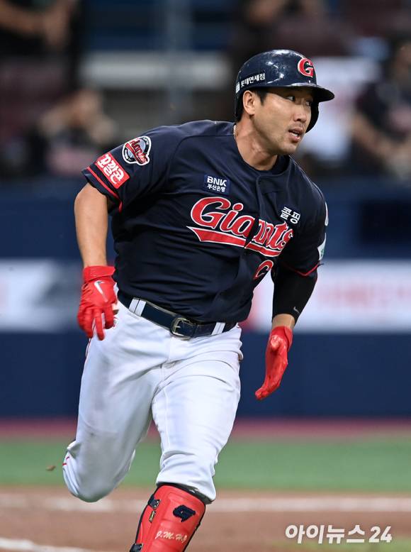 롯데 자이언츠 전준우는 25일 열린 키움 히어로즈와 원정 경기에서 2루타 2개를 포함해 5안타 3타점으로 활약했다. [사진=김성진 기자]