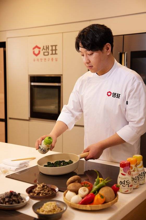 '우리맛'을 연구하는 최민제 샘표식품 연구원. [사진 샘표식품]