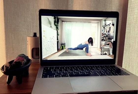 아침 일찍 일어나 하는 집에서의 요가는 하루를 다르게 만든다. 모닝 두어는 ‘두 쉐어 요가’에서 운영하는 온라인 요가 클래스로, 화상회의 플랫폼 줌을 통해 수업이 이뤄진다. 국내에서 보기드문 스타일의 요가인 ‘인양 요가’ 중심의 수업을 받을 수 있다는 것도 장점. [사진 김은비]