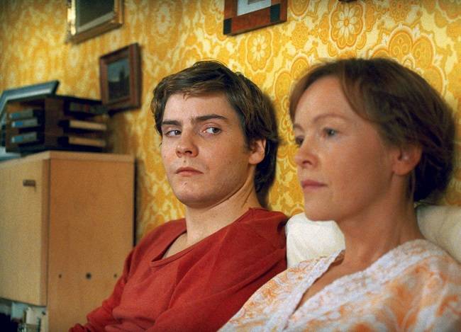 열혈 공산당원이던 어머니는 8개월 동안 혼수 상태에 빠져 베를린 장벽이 붕괴했다는 사실을 모른다. 알렉스는 엄마에게 충격을 주지 않기 위해 거짓말을 하기로 결심한다. <사진 제공=동숭아트센터>