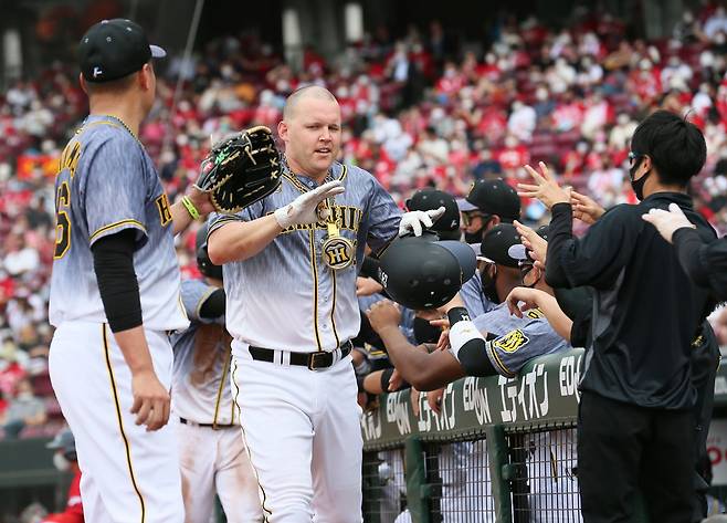 샌즈가 자신이 영웅이 될 수 있는 찬스에서도 팀을 먼저 생각하는 플레이로 주목을 받았다. 그가 한신에서 사랑 받는 이유다.       사진=한신 SNS