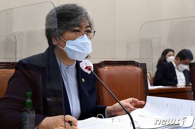 (서울=뉴스1) 오대일 기자 = 정은경 질병관리청장이 25일 국회에서 열린 보건복지위원회 전체회의에서 질의에 답하고 있다. 2021.8.25/뉴스1