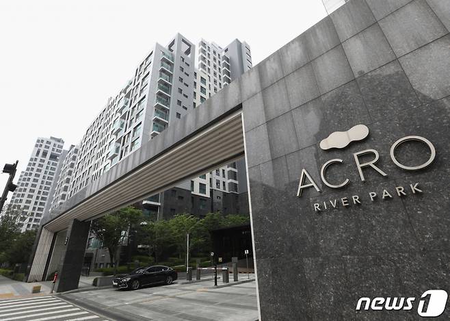 (서울=뉴스1) 신웅수 기자 = 우리나라에서 가장 비싼 아파트인 반포동 아크로리버파크가 최근 신고가를 다시 썼다.  30일 국토교통부 실거래가 공개시스템에 따르면 아크로리버파크 전용면적 84㎡(공급면적 34평형)가 39억8000만원에 팔렸다.  이는 지난 4월 기록한 종전 최고가 38억5000만원에 비해 두 달 만에 1억3000만원이 오른 것으로 평당 금액으로 환산하면 1억1706만원이다.  최근 강남 재건축 기대감과 지방 비규제 지역의 급등세 속에 구축 단지들의 매매가가 치솟자, 주요 신축 단지는 물론 지역 전반으로 상승세가 전이되는 것으로 풀이된다.  사진은 30일 서울 서초구 반포동 아크로리버파크의 모습. 2021.6.30/뉴스1