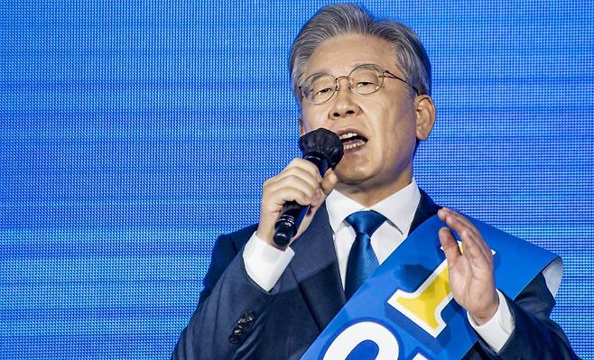 [광주=뉴시스] 류형근 기자 = 더불어민주당 대선 후보 선출을 위한 순회 경선 광주·전남 합동연설회가 25일 오후 광주 서구 김대중컨벤션센터 1층 다목적홀에서 열리고 있다. 기호 1번 이재명 후보가 연설을 하고 있다. 2021.09.25.