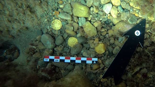 스페인 동부 해안에서 아마추어 프리다이버 두 명이 역사적으로 가치가 큰 로마시대 금화를 발견했다. /사진=트위터 캡처