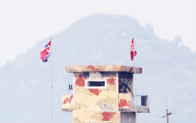 2경기도 파주시 접경지역에서 바라본 임진강변 북한 초소에 북한군이 경계근무를 서고 있다. [연합]