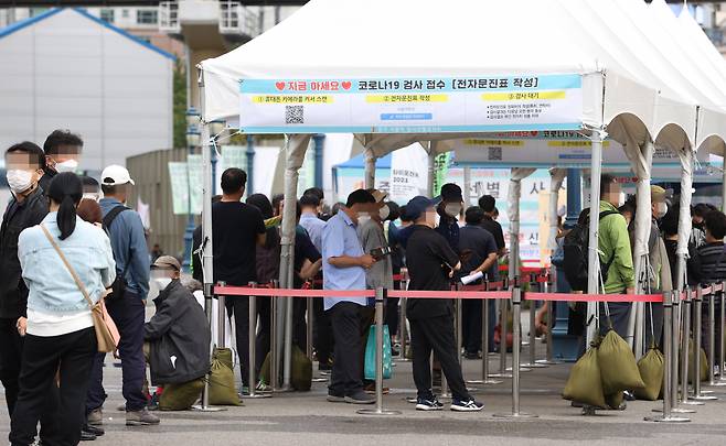 추석 연휴가 끝나고 신종 코로나바이러스 감염증(코로나19) 신규 확진자가 연일 폭증하면서 결국 3천명을 넘어선 가운데 25일 오전 서울역 광장에 마련된 중구임시선별검사소에서 시민들이 검사를 받기 위해 기다리고 있다. 중앙방역대책본부(방대본)는 25일 0시 기준으로 신규 확진자가 3천273명 늘어 누적 29만8천402명이라고 밝혔다. 국내 코로나19 사태 후 첫 3천명대다. 연합뉴스