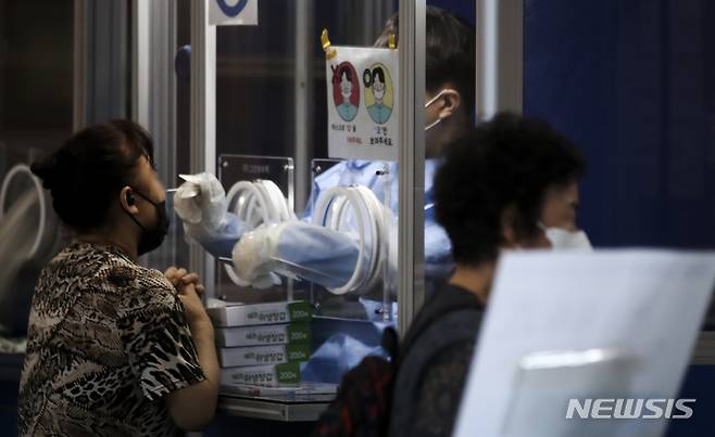 [서울=뉴시스] 정병혁 기자 = 0시 기준 국내 코로나 신규 확진자가 2,434명으로 역대 최다를 경신한 24일 오전 서울 관악구보건소에 설치된 코로나19 선별진료소를 찾은 시민이 검사를 받고 있다. 2021.09.24. jhope@newsis.com