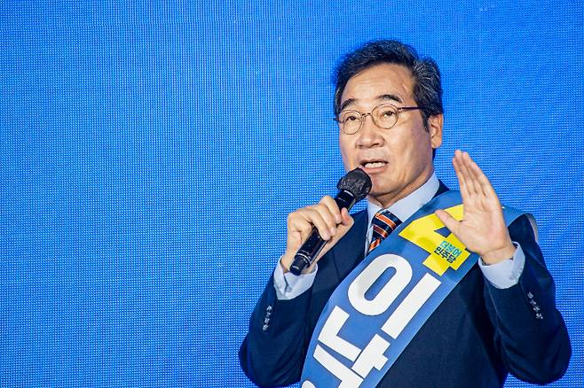 더불어민주당 이낙연 대선 경선 후보가 25일 오후 광주 서구 김대중컨벤션센터 1층 다목적홀에서 열린 광주·전남 지역경선 합동연설회에서 정견발표하고 있다. 연합뉴스