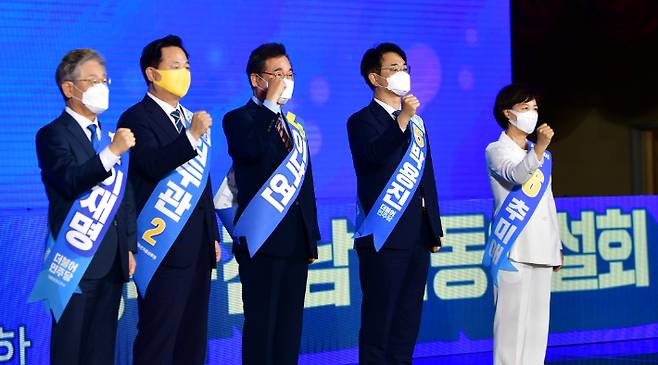 더불어민주당 대선 후보 선출을 위한 광주·전남 지역경선 합동연설회가 열린 25일 오후 광주 서구 김대중컨벤션센터 1층 다목적홀에서 소개를 받고 무대에 오른 5명 후보자가 주먹을 쥐어보이고 있다. 왼쪽부터 이재명, 김두관, 이낙연, 박용진, 추미애 후보. 연합뉴스