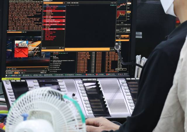 24일 오전 서울 중구 하나은행 본점 딜링룸에서 한 직원이 중국 헝다그룹 사태와 관련한 기사를 살펴보고 있다. /연합뉴스