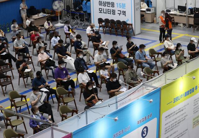 지난 24일 서울 마포구민체육센터에 마련된 코로나19 예방접종센터에서 시민들이 백신을 접종한 뒤 이상반응 모니터링을 하며 대기하고 있다./연합뉴스