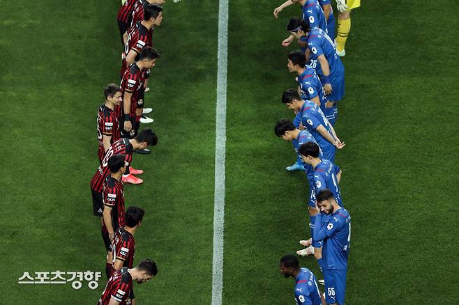 지난 5월 ‘슈퍼매치’에서 양 팀 선수들이 경기 전 인사하는 모습. 프로축구연맹 제공
