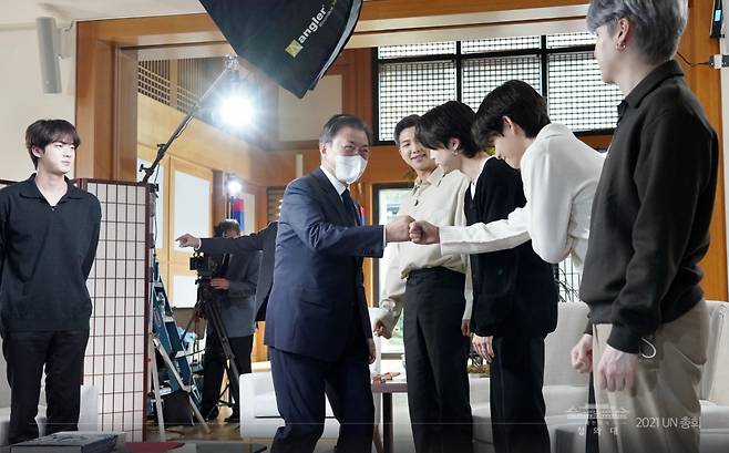 "아미, 가장 그리워" 방탄소년단 뷔, 가슴 뭉클 감동 팬사랑..美 ABC 뉴스 인터뷰