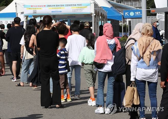 코로나 검사 기다리는 외국인들 [연합뉴스 자료사진]