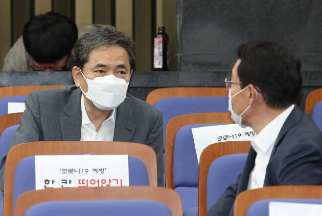 곽상도 국민의힘 의원이 지난 16일 서울 여의도 국회에서 열린 현안 관련 긴급보고에서 이야기를 나누고 있다 (국회사진기자단)