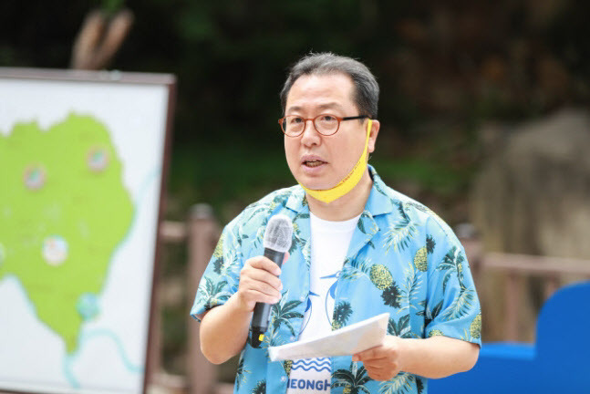 지난해 청학비치(現 청학밸리리조트) 개장식에서 남양주시가 추진한 계곡·하천정비사업에 대해 설명하는 조광한 시장.(사진=남양주시 제공)