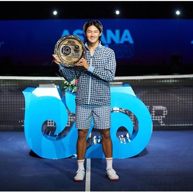 우승컵을 든 권순우 [카자흐스탄 테니스협회 소셜 미디어 사진]