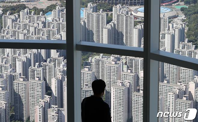 서울 송파구 롯데월드 서울스카이 전망대를 찾은 관람객이 송파구 일대 아파트단지를 바라보고 있다. . 2021.9.16/뉴스1 © News1 박세연 기자