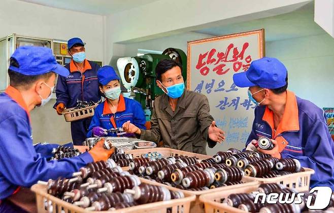 (평양 노동신문=뉴스1) = 북한 노동당 기관지 노동신문은 26일 "당원들이 당 결정을 무조건 집행하도록 적극 떠밀어주고 있다＂면서 평양전기기구공장 사진을 실었다. 신문은 ＂당 결정 집행에서는 경중이 따로 없다＂라고 강조했다. [국내에서만 사용가능. 재배포 금지. DB 금지. For Use Only in the Republic of Korea. Redistribution Prohibited] rodongphoto@news1.kr