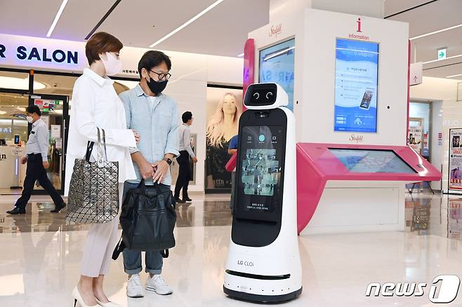 코엑스몰을 방문한 고객들이 LG 클로이 가이드봇을 체험하고 있다. (LG전자 제공)© 뉴스1