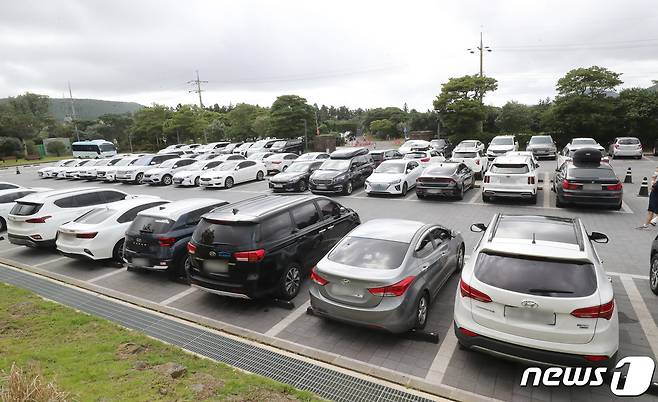 26일 오전 만차 상태인 제주 구좌읍의 한 실내체험시설 주차장. 2021.9.26/뉴스1 © News1