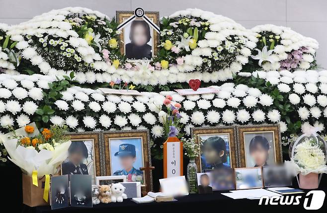 국방부 검찰단 등 합동수사단이 성추행 피해 공군 부사관 사망사건에 대한 중간수사 결과를 발표한 9일 오전 경기도 성남시 분당구 국군수도병원 장례식장에 마련된 고(故) 이 모 중사 분향소의 모습. 2021.7.9/뉴스1 © News1 김영운 기자