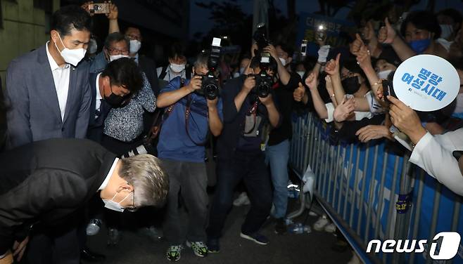 이재명 더불어민주당 대선 예비후보가 26일 전북 완주군 우석대학교에서 열린 더불어민주당 대선 후보 선출을 위한 전북 합동연설회를 통해 전북지역 경선에서 승리를 거둔 뒤 지지자들에게 인사를 하고 있다. 2021.9.26/뉴스1 © News1 유경석 기자