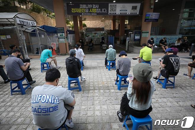 26일 오전 서울 관악구보건소에 마련된 코로나19 선별지료소에서 시민들이 검사를 받기 위해 대기하고 있다. 질병관리청 중앙방역대책본부는 이날 0시 기준 신종 코로나바이러스 감염증(코로나19) 신규 확진자가 2771명 발생했다고 밝혔다. 전날 3273명으로 역대 최다 확진자가 발생한데 하루만에 두 번째 규모를 기록했다. 2021.9.26/뉴스1 © News1 성동훈 기자