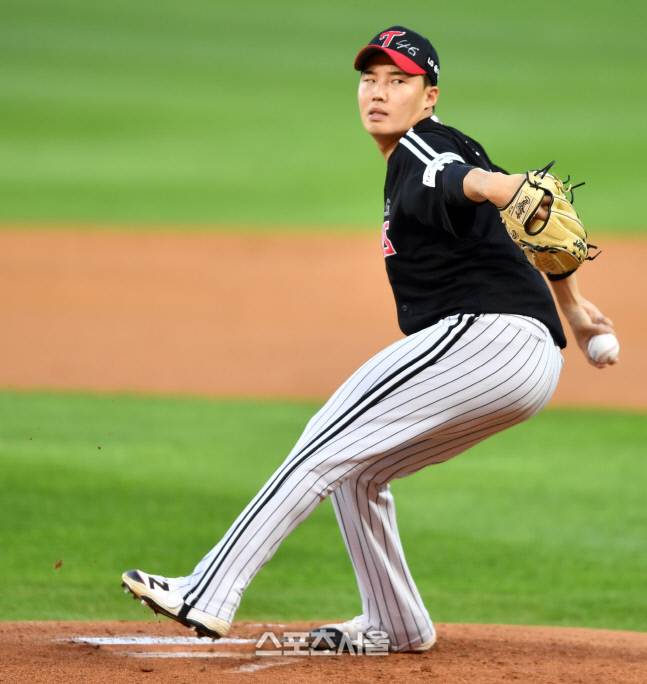 LG 선발투수 임찬규가 지난 8일 인천SSG랜더스필드에서 SSG와 경기에서 공을 던지고 있다. 문학 | 강영조기자 kanjo@sportsseoul.com
