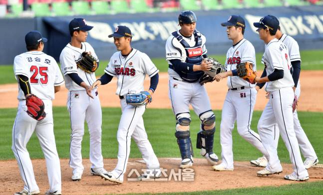 두산 선수들이 지난 22일 잠실구장에서 열린 NC 전에서 승리한 후 기뻐하고 있다. 잠실 | 강영조기자 kanjo@sportsseoul.com