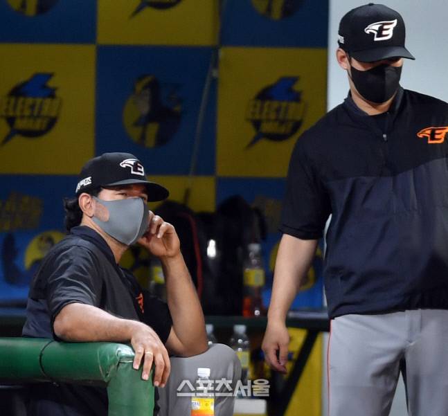 한화 카를로스 수베로(왼쪽) 감독이 지난 15일 인천 SSG랜더스필드에서 열린 SSG 전에서 그라운드를 바라보고 있다. 인천 | 강영조기자 kanjo@sportsseoul.com