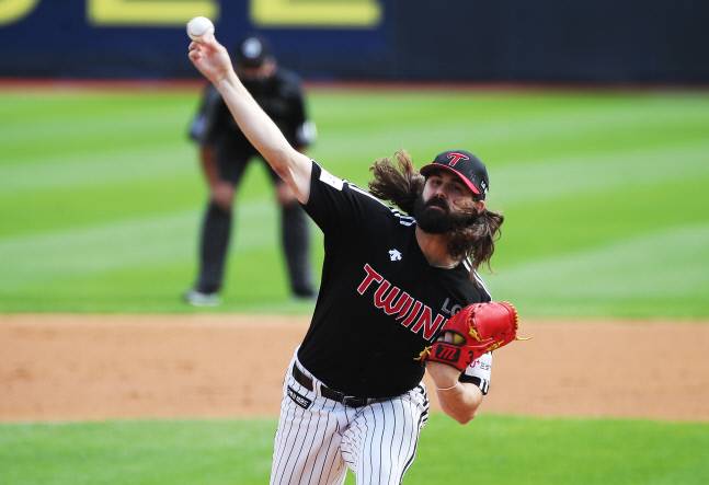 LG 선발투수 케이시 켈리가 26일 수원 KT전에서 투구하고 있다. 수원 | 연합뉴스