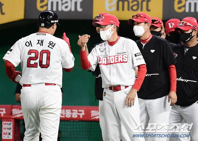 SSG 이재원이 끝내기안타를 날렸다. 김원형 감독의 축하를 받고 있는 이재원. 송정헌 기자 songs@sportschosun.com