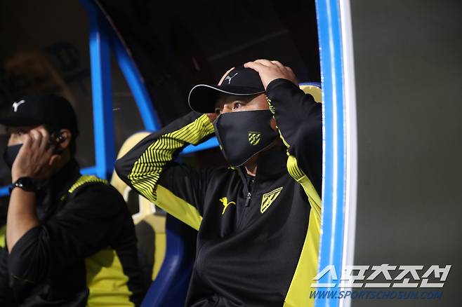 전남 드래곤즈 전경준 감독이 26일 충남 아산이순신종합운동장에서 열린 '하나원큐 K리그2 2021' 31라운드 충남아산과의 원정경기에서 머리를 감싸쥔 채 그라운드를 보고 있다. 사진제공=한국프로축구연맹