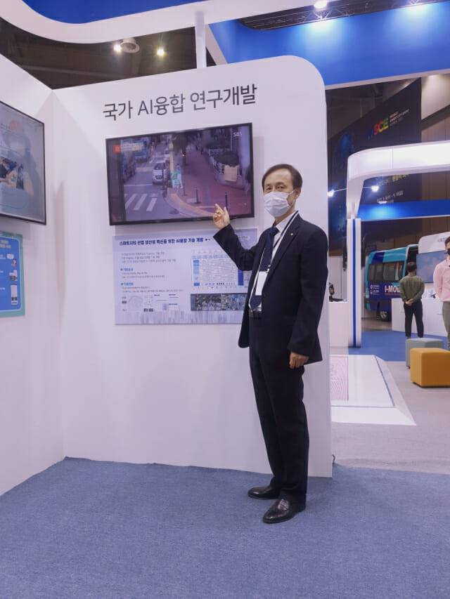 세종대 유성준 교수가 전시 제품을 설명하고 있다.