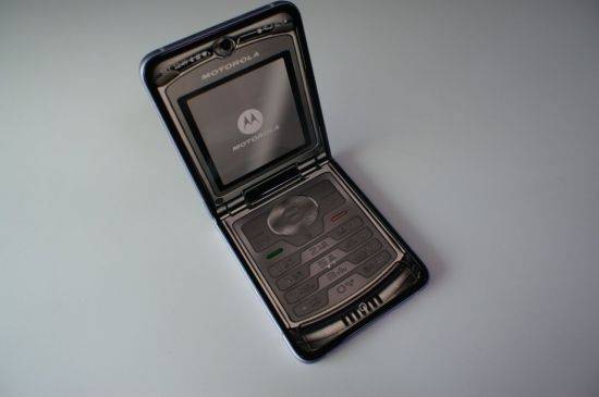 갤럭시 Z플립3. 최근 이용자들 사이에서 유행 중인 '피처폰 시대' 아날로그 감성 배경화면을 깐 모습.