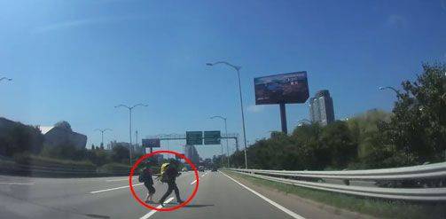한 네티즌이 공개한 블랙박스 영상 중 한 장면. 지난 12일 중년 커플로 추정되는 2명이 여의도 부근 올림픽대로를 무단횡단해서 건너고 있다. /온라인 커뮤니티