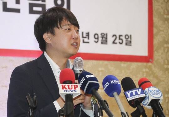 이준석 국민의힘 대표가 25일(현지시간) 미국 로스앤젤레스(LA) 가든스위트 호텔에서 열린 LA 재외 동포 정책간담회에서 인사말을 하고 있다. 국민의힘 제공