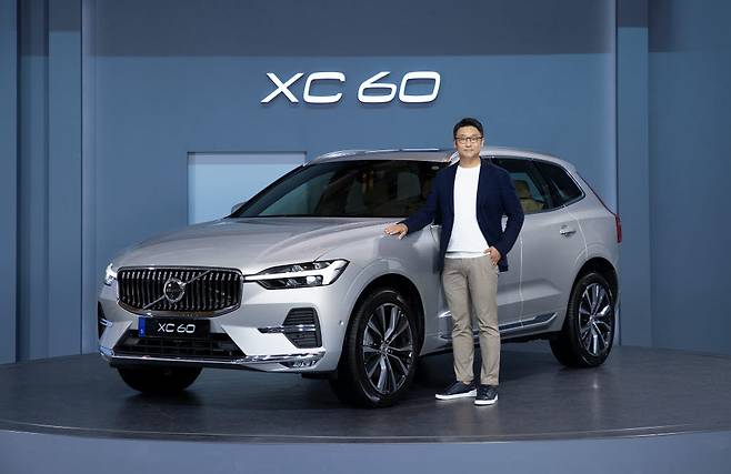 이윤모 볼보자동차코리아 대표가 이달 출시한 신형 XC60과 포즈를 취했다.