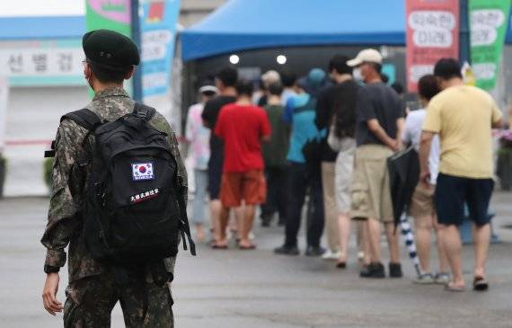 11일 오전 서울역 광장에 마련된 중구 임시 선별검사소 앞에서 한 군인이 발걸음을 옮기고 있다.사진=뉴스1